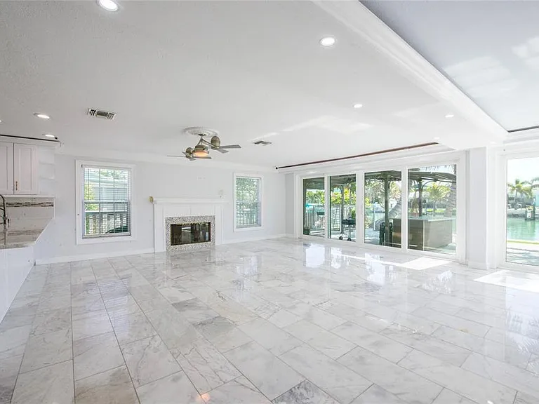551 Crystal Dr — Photo 18