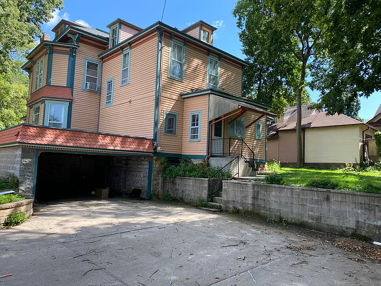 120 Center St — Photo 17