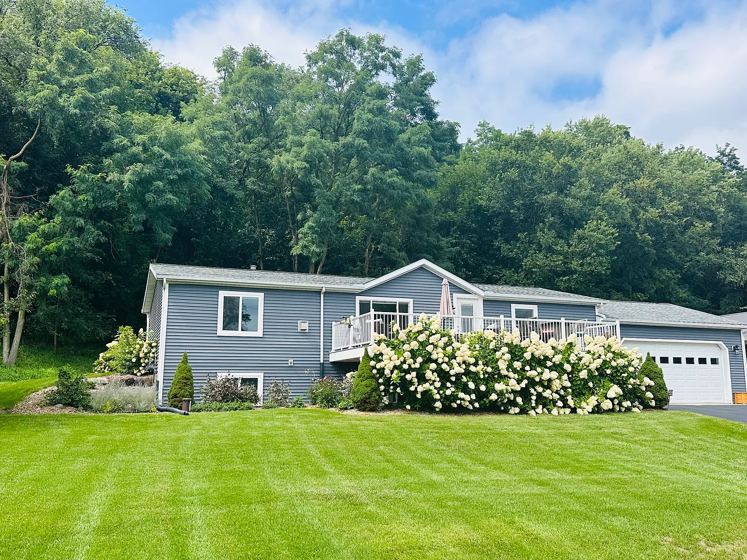 3 bed, 2500 sqft, $2,700 — Photo 1