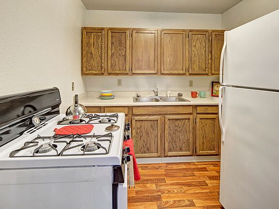 Village at Calais Apartments - Kitchen