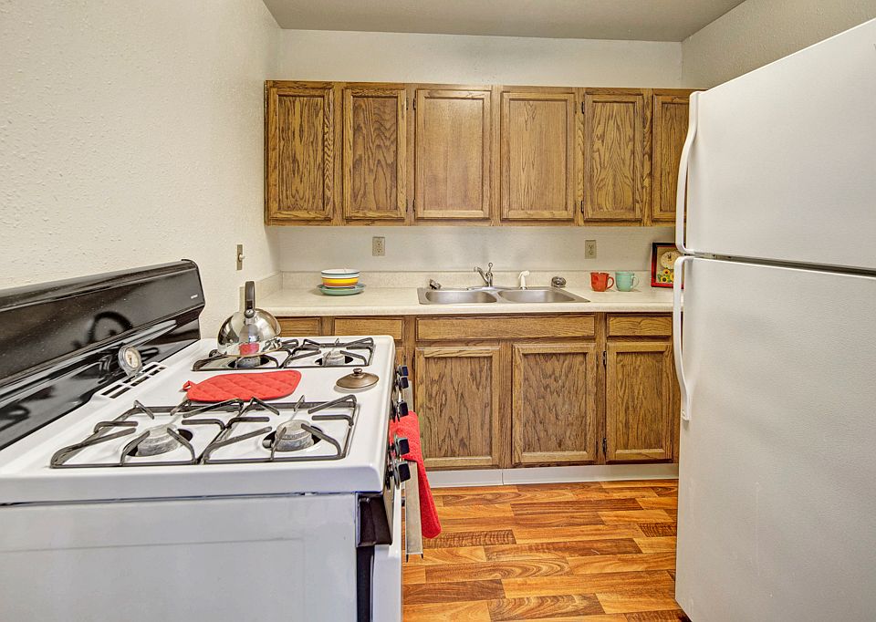 Village at Calais Apartments - Kitchen