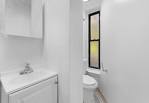 5th image of 218 Thompson St #34