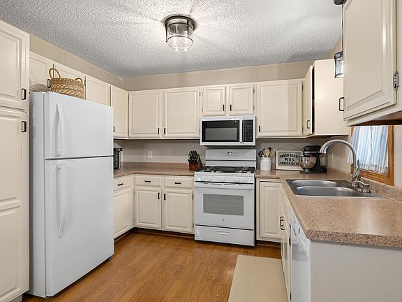 5th image of 602 1st Ave SE