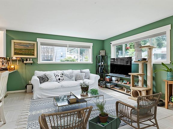 3rd image of 4252 Hawthorne Ave W