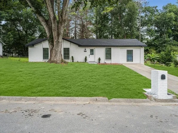 6073 Fieldcrest Dr, Morrow, GA 30260
