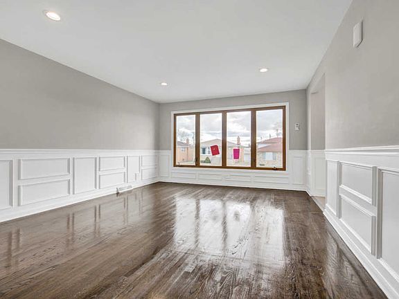 4th image of 610 Hoxie Ave