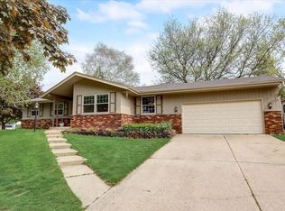 1271 Fox Point Dr, Waukesha, WI 53189