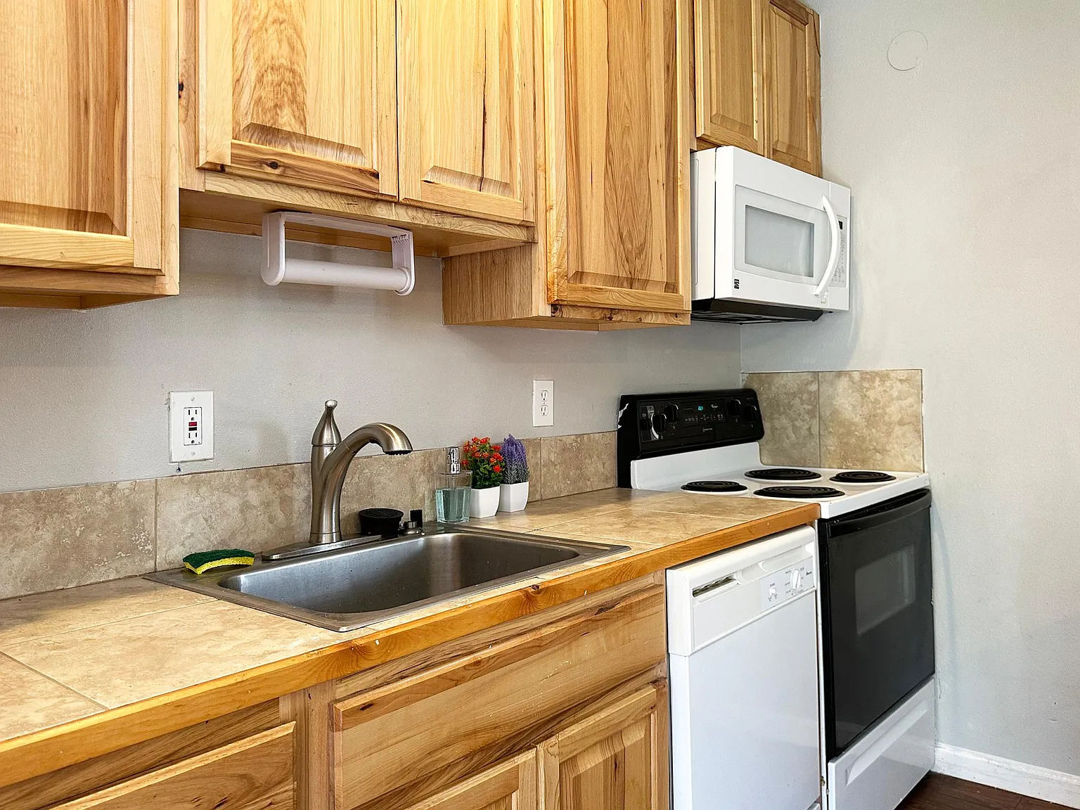 2 bed, 1000 sqft, $2,400 — Photo 3