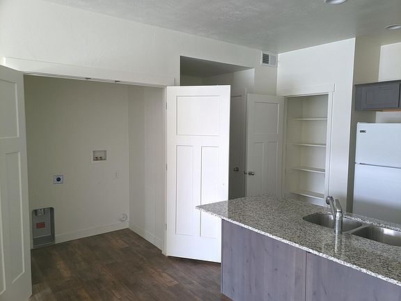 Washer and Dryer Hookups (electric)