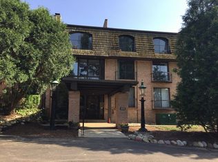 600 W Russell St APT 106, Barrington, IL 60010