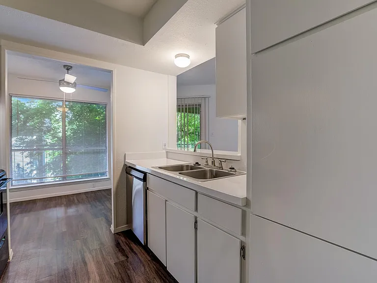 The Oaks Apartments — Photo 16