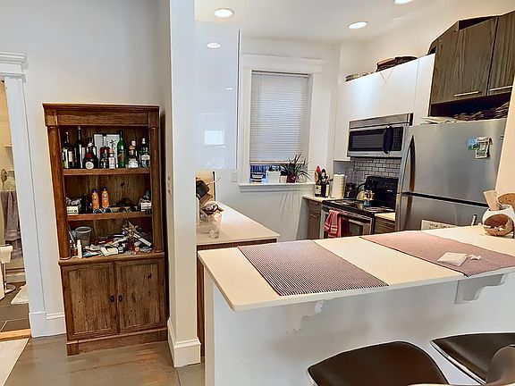 4th image of 19 Queensberry St APT 8