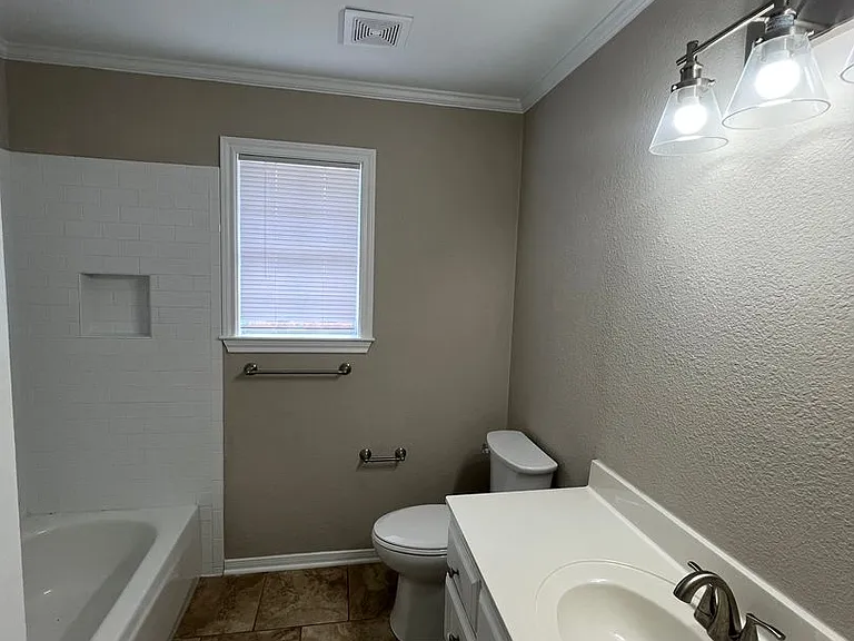 109 E Chapman Rd — Photo 15