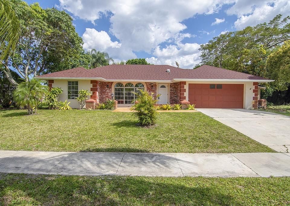 1st image of 412 NE Armory Cir
