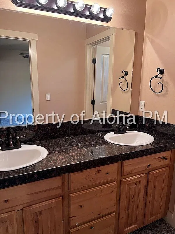 3 bed, 2.5 bath, 1700 sqft, $2,096 — Photo 2
