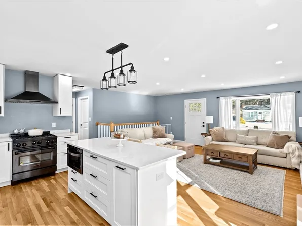 3 Oakland Sq, Pembroke, MA 02359