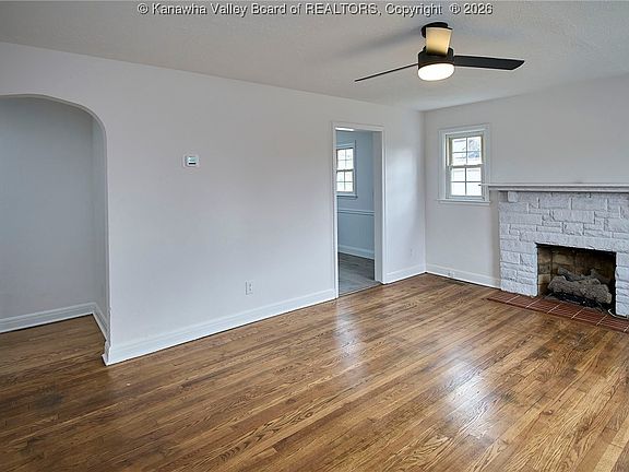 5th image of 810 Hillsdale Dr