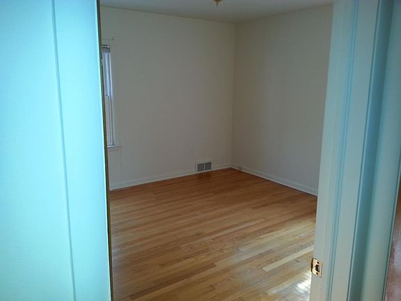 2nd image of 831 W Huron St