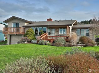 8201 Olympic View Ln, Clinton, WA 98236