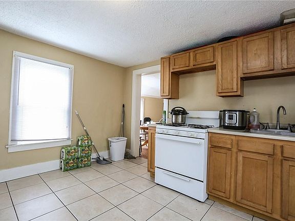 4th image of 19 Waverly Pl