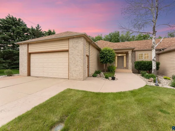 218 W Saint Andrews Dr, Sioux Falls, SD 57108