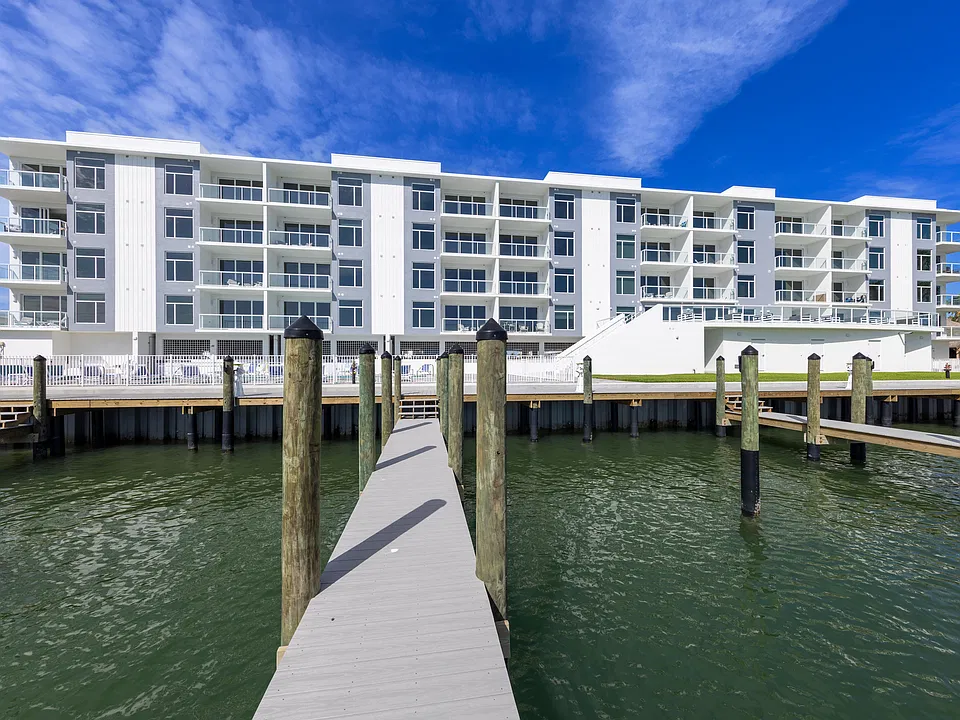 415 Island Way #205