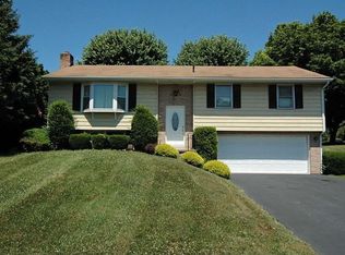 40 Cardinal Dr, Stevens, PA 17578