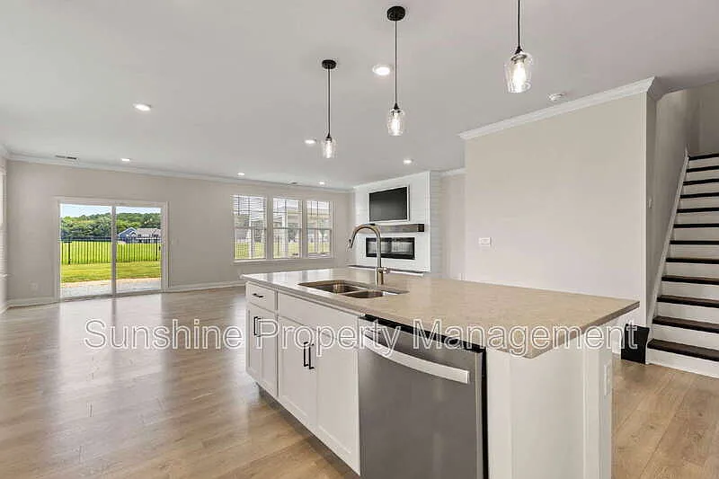 4 bed, 3.5 bath, 2800 sqft, $3,500 — Photo 4