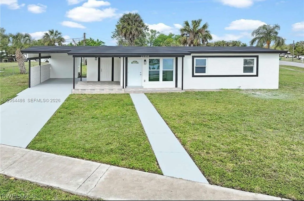 3 bed, 1.0 bath, $1,900 — Photo 1