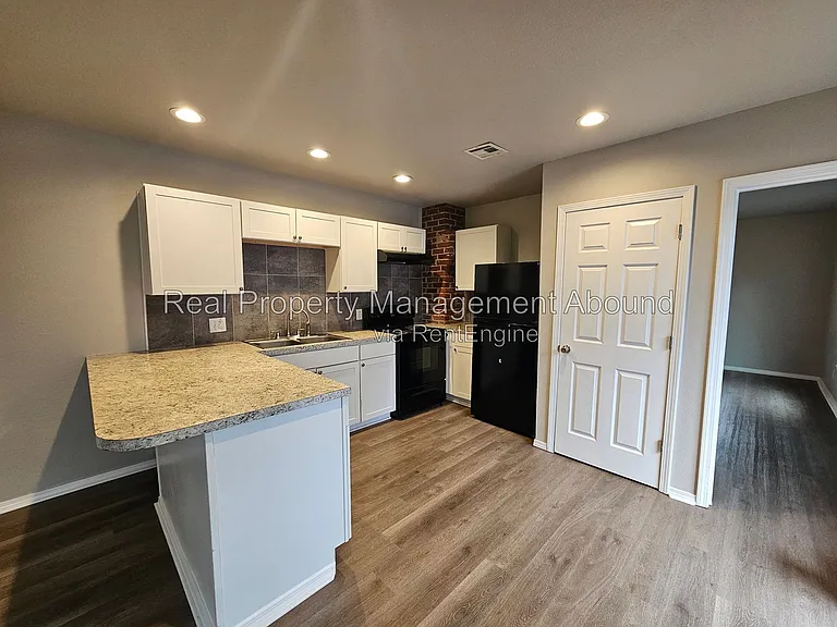 727 S Olympia Ave — Photo 37