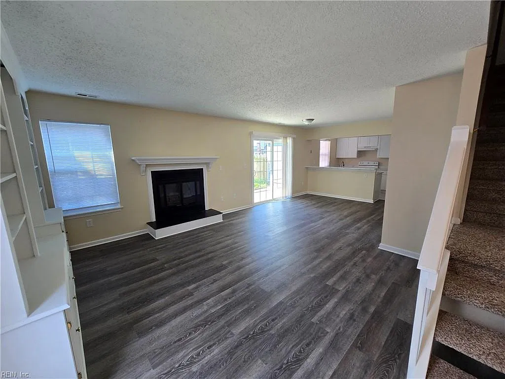 2 bed, 2.5 bath, 1254 sqft, $2,100 — Photo 2