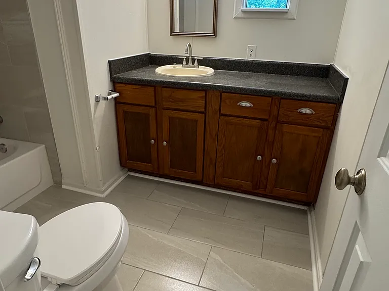Overview of entire bathroom.