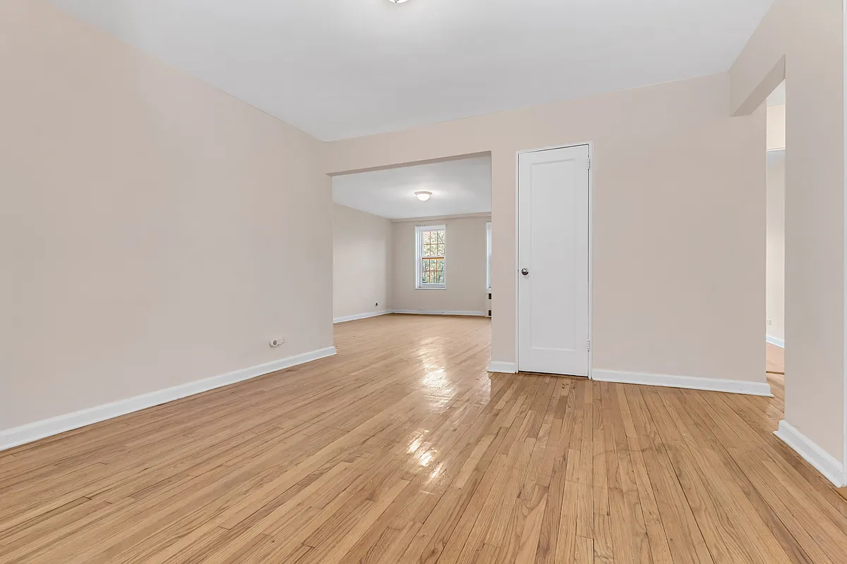 140-21 Burden Crescent — Photo 2