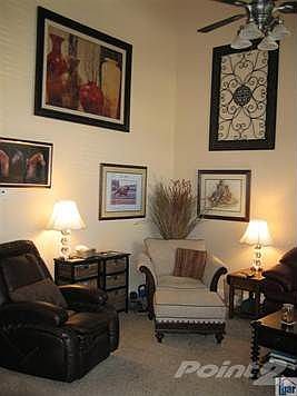 Great room w/vaulted ceilings and ceiling fan