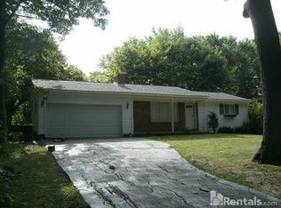 2040 Denby Dr, Waterford, MI 48329