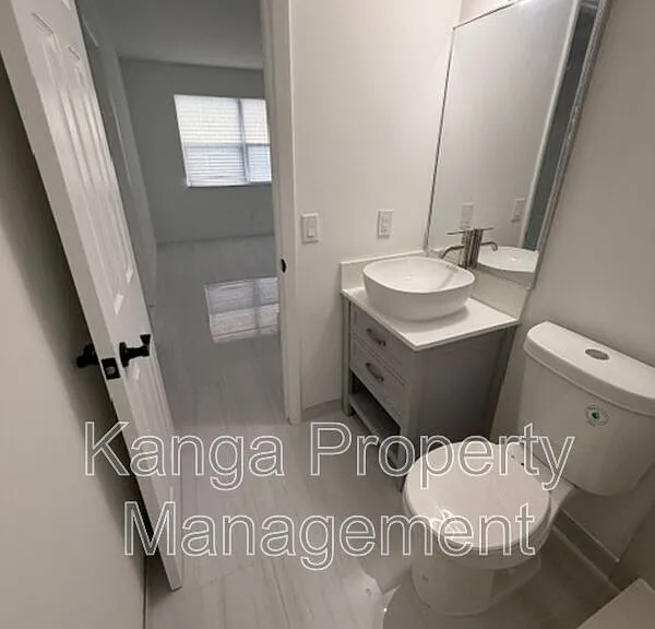 968 W 9th St #B2 — Photo 16