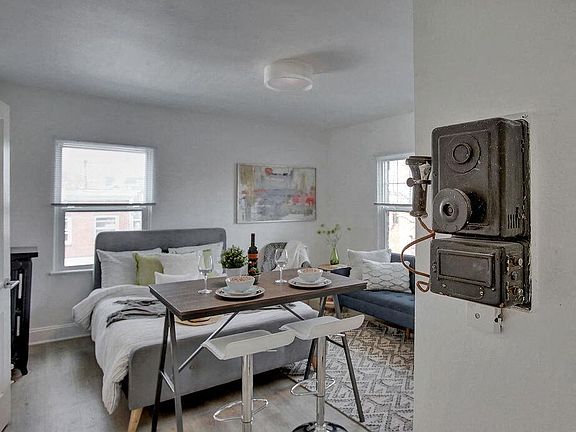 2nd image of 1634 SE Hawthorne Blvd #105