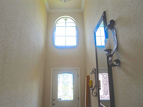 Entry- 14' Crown Molded Ceil
