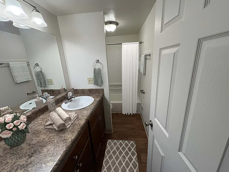 Rivers Edge Apartments and Townhomes — Photo 40