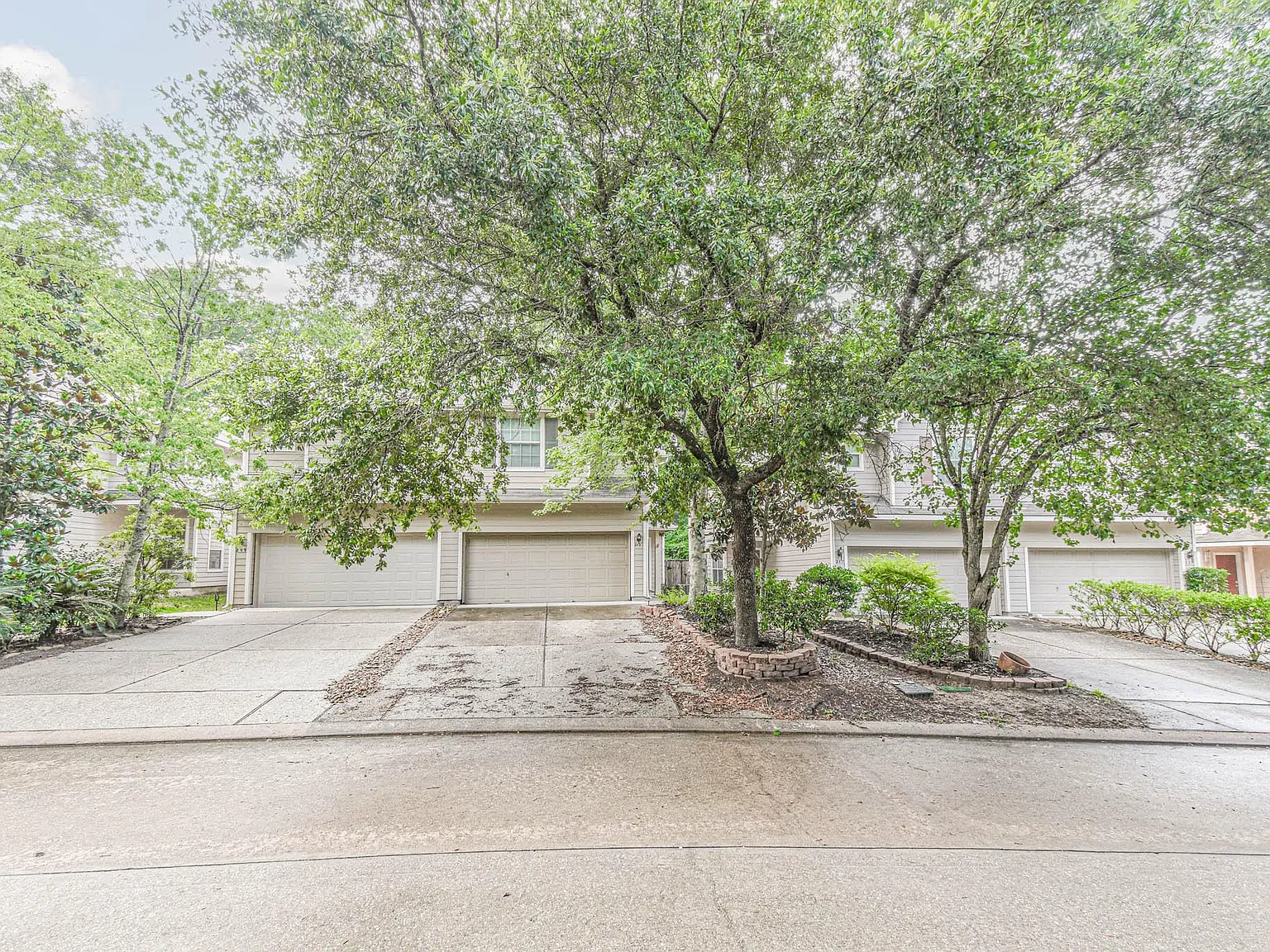 3 bed, 2.5 bath, 1605 sqft, $1,899 — Photo 2