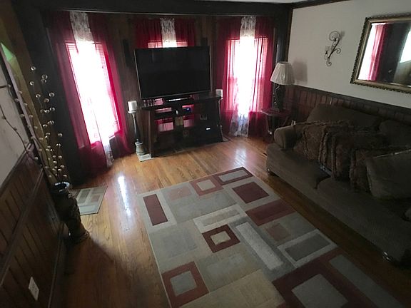 4th image of 304 Catawba St