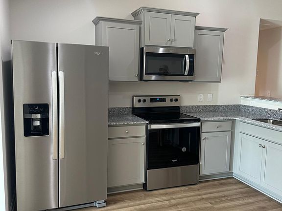 5th image of 325 Conifer St