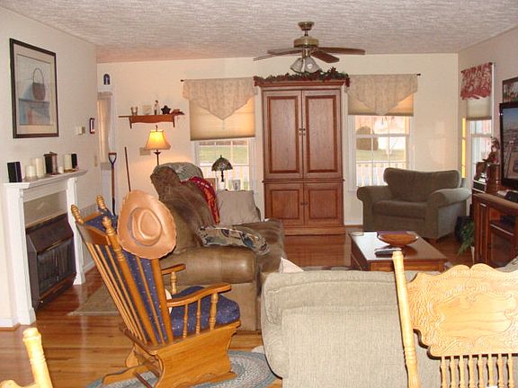 4th image of 135 Dodgion St