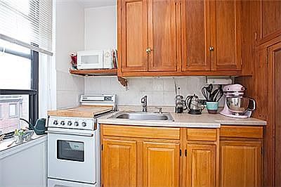 4th image of 140 E 28th St APT 4A