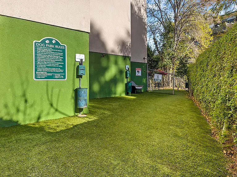 300 foot pet run with on- and off-leash areas.