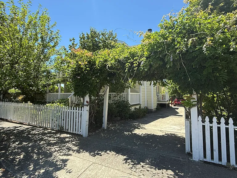 653 3rd St W — Photo 28