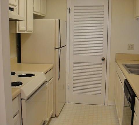 4th image of 31 Park Cir SE Unit 16