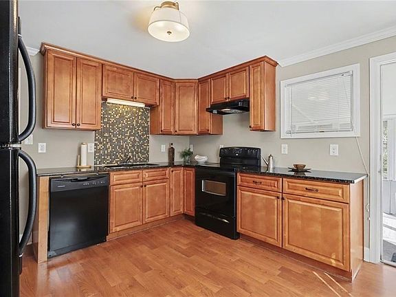 3rd image of 762 Livingstone Pl