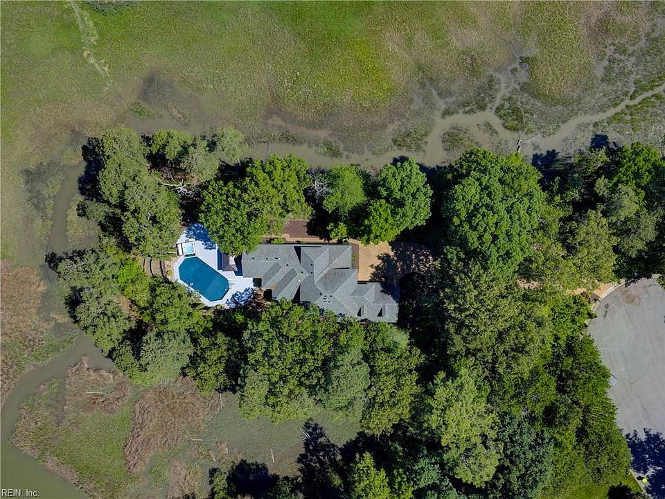 1st image of 208 Mariners Cir
