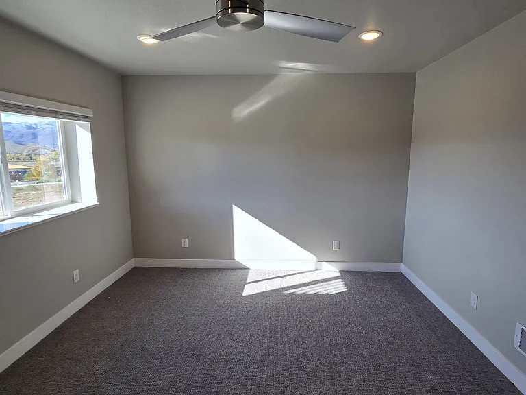 880 N Sapphire St — Photo 4